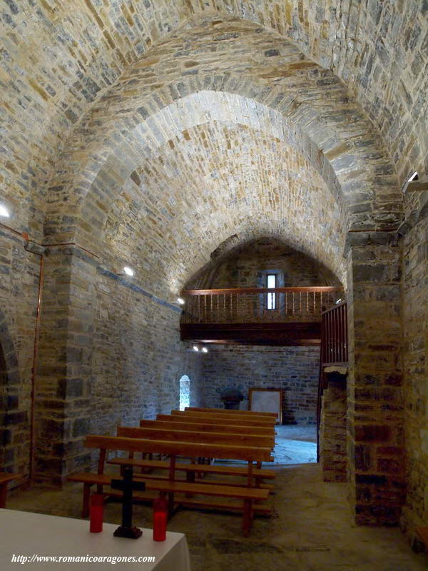 INTERIOR DESDE LA CABECERA HACIA LOS PIES.